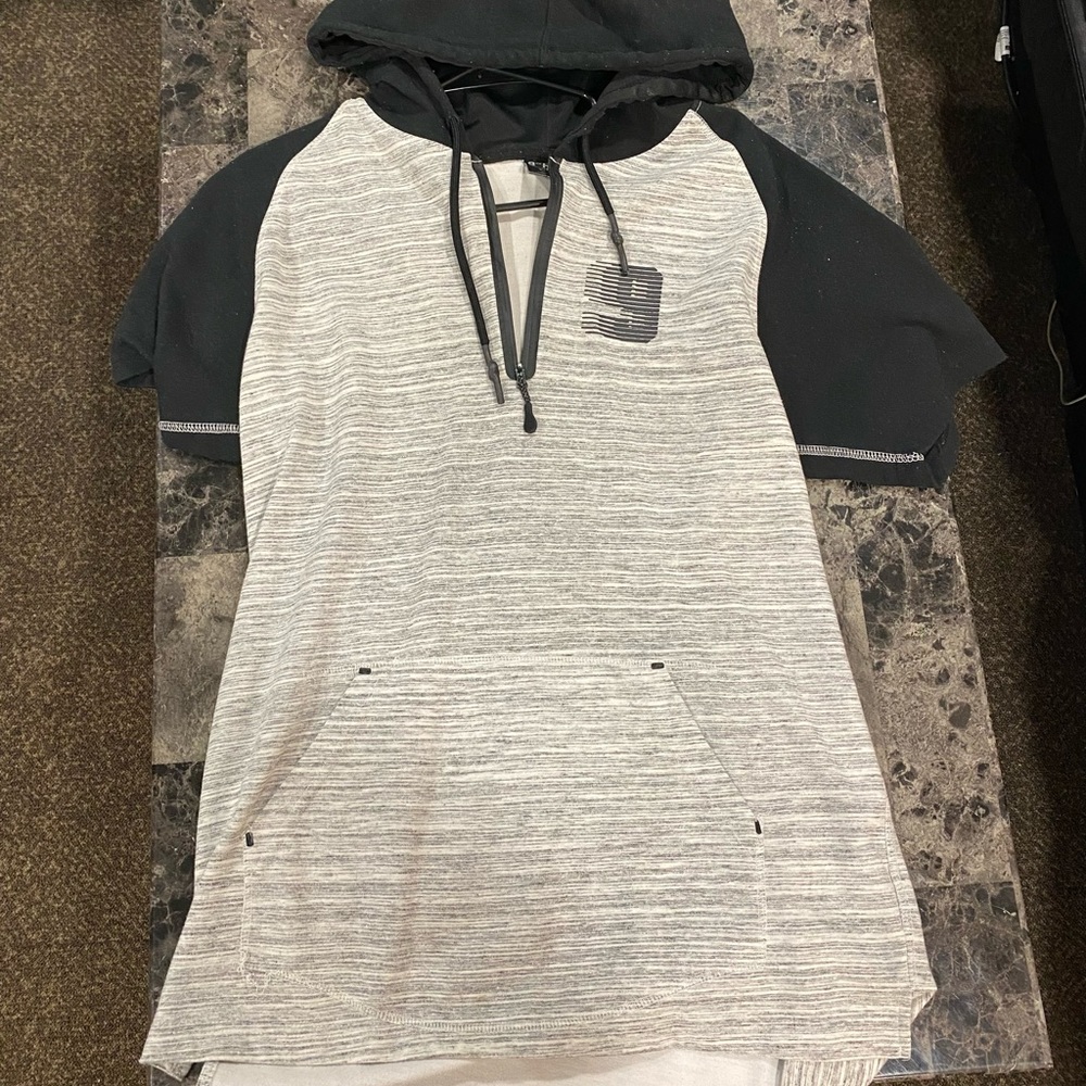Sz. XL 9th Hall pull over hooded shirt